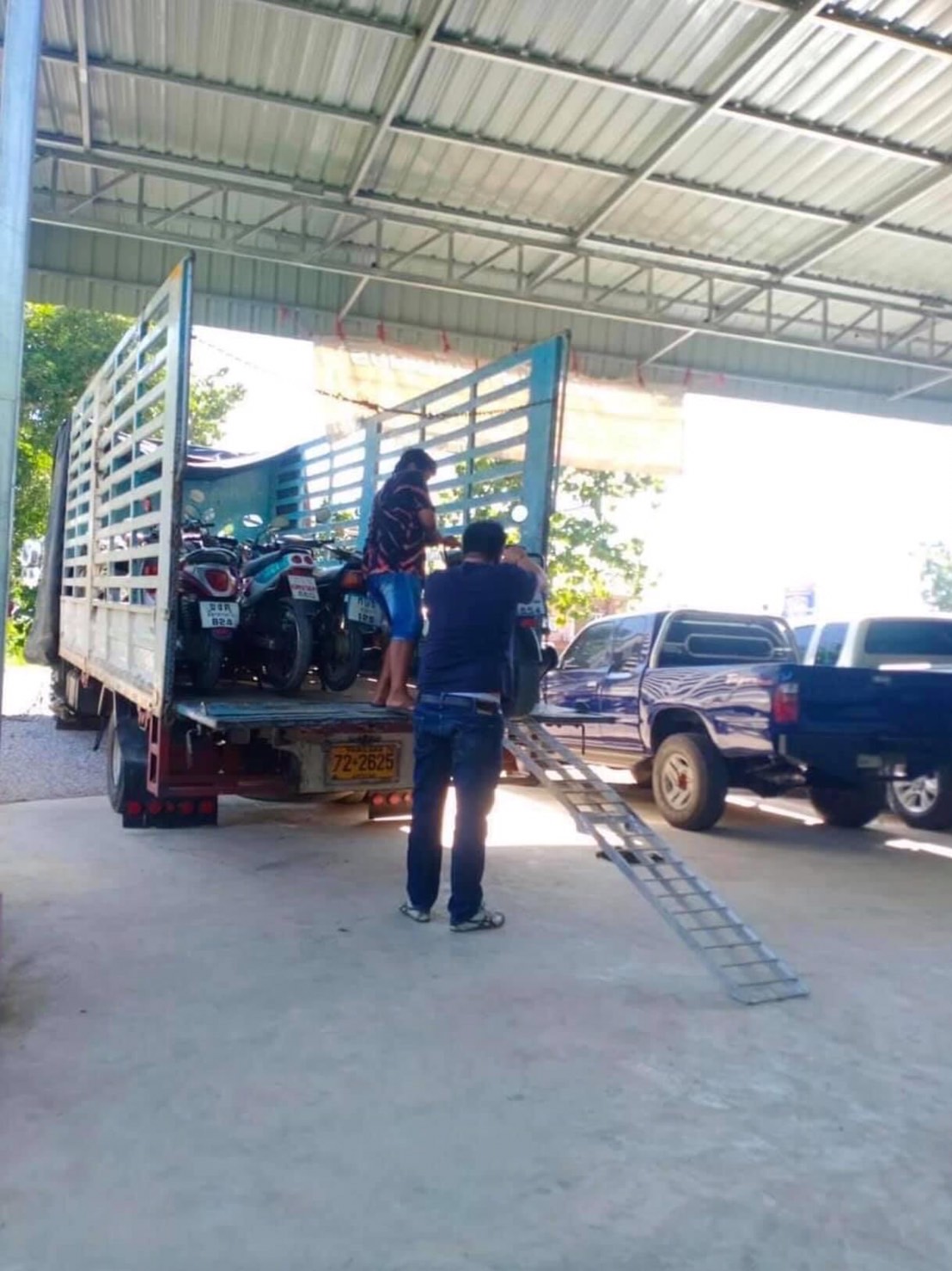 บริการรถรับจ้างขนของทั่วไทย มีรถบรรทุก 4-6-10 ล้อ รถเฮี๊ยบ เครน ให้บริการครบวงจร ขนย้ายบ้าน สำนักงาน วัสดุก่อสร้าง พร้อมทีมงานยกของและช่างเฟอร์นิเจอร์ [..]